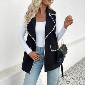 Gilet noir mi-long pour femme avec broderie zigzag blanche et col à revers classique