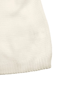 Detailaufnahme der weißen Stricktextur und des gerippten Saums für V-Ausschnitt Pullover