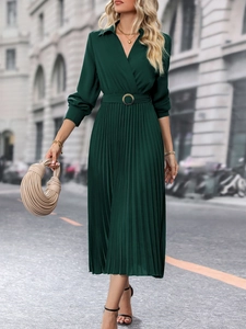 Détails de la robe plissée vert foncé avec col en V et ceinture à boucle métallique ronde