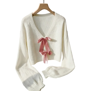 Damen Strickjacke mit V-Ausschnitt und rosa Satinschleifen in cremeweißer Farbe