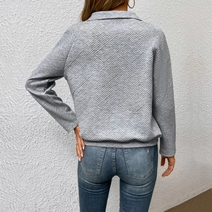 Grauer langärmliger Pullover mit geometrischer Textur und Stehkragen in Rückansicht