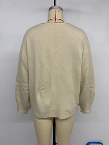Rückansicht eines beigen Strickpullovers mit Rippbündchen auf einer Schneiderpuppe