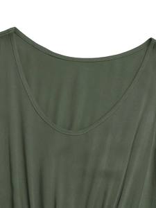 Dettaglio dello scollo rotondo verde oliva scuro e trama del tessuto twill sull'abito estivo