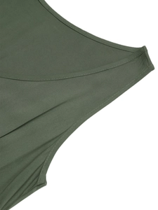 Dettaglio dello scollo dell'abito verde oliva senza maniche con doppie cuciture precise