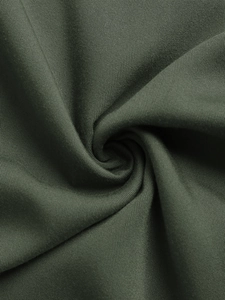 Vista macro del tessuto in maglia verde militare con drappeggi morbidi e spirali