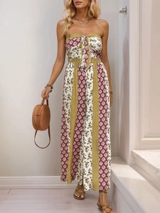 Détail d'une combinaison bustier bohème avec imprimé géométrique et lien à la taille