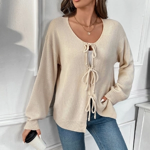 Schicke cremefarbene Strickjacke mit Schnürung vorne und weicher Rippstruktur für Damen