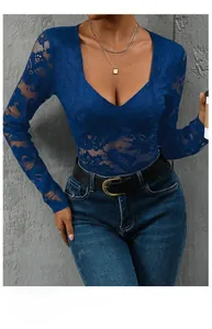 Détail d'un body bleu à manches longues en dentelle avec motifs floraux et col en V