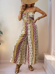 Détail d'une combinaison bustier bohème avec imprimé géométrique et nœud frontal