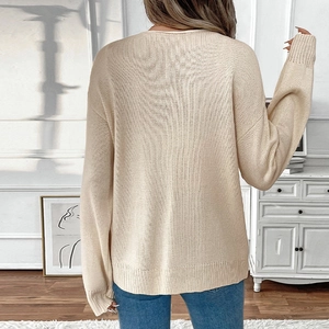 Rückansicht eines cremefarbenen Rundhals-Strickpullovers mit lockerer Passform für Damen