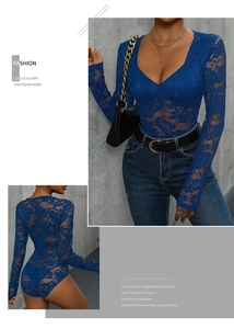 Détail du body en dentelle florale bleu foncé avec col en V élégant et manches longues