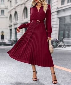 Détail d'une robe plissée bordeaux avec col en V et ceinture assortie à boucle ronde