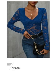 Détail d'un body en dentelle bleu marine avec décolleté en cœur et motifs floraux fins