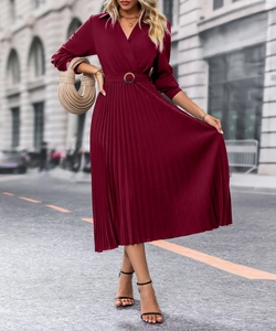 Détail d'une robe mi-longue plissée bordeaux avec col en V et ceinture assortie