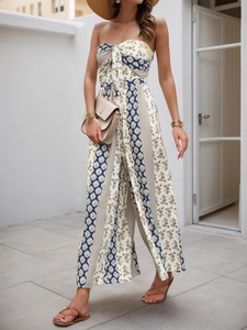 Détail d'une combinaison à imprimé géométrique avec haut bandeau torsadé et jambe large