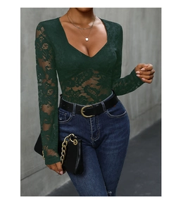 Détail d'un body en dentelle vert foncé avec décolleté en V profond et motif floral