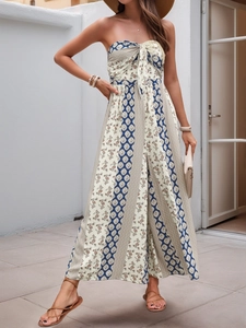 Détail d'une combinaison bustier bohème avec motifs géométriques et nœud sur la poitrine