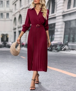 Détail d'une robe plissée rouge vin avec col en V et ceinture assortie à boucle circulaire