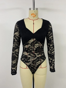 Détail d'un body en dentelle noire avec col en V profond et motifs floraux sur un mannequin