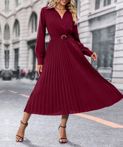 Détail de la robe plissée rouge vin avec col en V et ceinture en style urbain chic