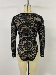 Vue détaillée du body en dentelle florale noire à manches longues sur un mannequin