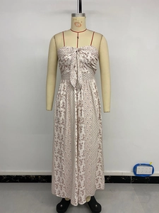 Détail d'une combinaison bustier fleurie avec nœud et motif géométrique