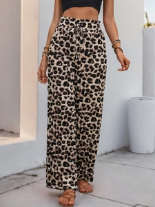 Dettaglio dei pantaloni leopardati a gamba larga con coulisse in vita e tessuto morbido