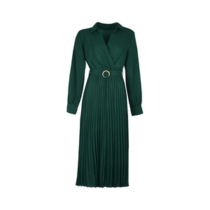 Détail d'une robe longue plissée vert foncé avec col en V et ceinture à boucle dorée chic