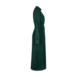 Détails de la robe longue vert foncé avec manches longues et design plissé élégant
