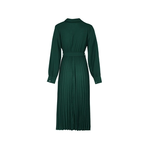 Vue arrière d'une robe plissée vert foncé à manches longues avec ceinture et col