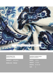 Détail du tissu floral bleu et blanc montrant une matière de robe douce et respirante