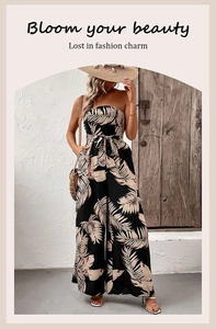 Détail d'une combinaison bustier à imprimé feuilles de palmier et jambe large