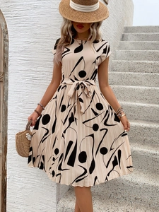Détails de la robe d'été beige avec jupe plissée et imprimé géométrique abstrait noir