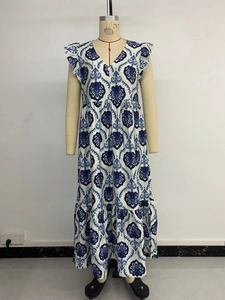 Détail de l'encolure en V et imprimé paisley sur robe longue bohème sans manches