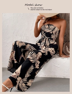 Détail de la combinaison bustier à imprimé tropical avec ceinture nouée et jambes larges