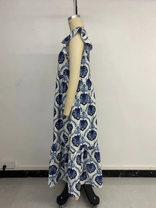 Détail de l'imprimé mandala bleu et blanc sur une robe maxi à volants sans manches