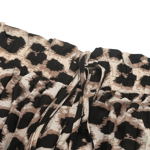 Dettaglio dei pantaloni leopardati con elastico in vita e coulisse regolabile