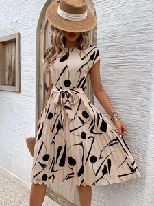 Vue détaillée d'une robe plissée beige avec motif abstrait noir et lien à la taille