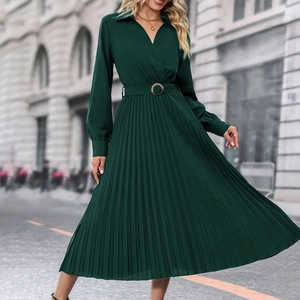 Robe plissée élégante vert émeraude à manches longues avec col en V et ceinture décorative