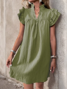 Detail der Rüschenärmel und des Stehkragens am olivgrünen Sommerkleid mit Knitteroptik