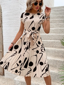 Détails d'une robe plissée élégante avec imprimés géométriques et ceinture nouée