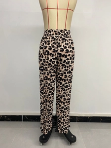 Dettaglio ravvicinato dei pantaloni a gamba larga con stampa leopardata e tessuto a pieghe