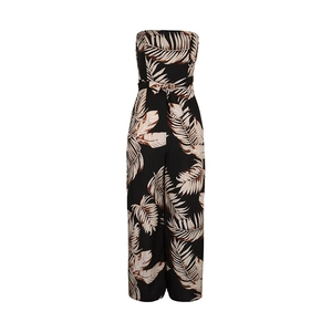 Détail d'une combinaison bustier à imprimé tropical avec ceinture nouée sur fond blanc