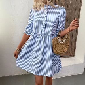 Robe d'été rétro à rayures bleues et blanches avec manches bouffantes et col montant