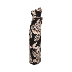 Détail de la combinaison bandeau d'été avec imprimé feuilles de palmier et ceinture