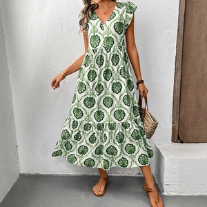 Robe longue vintage à imprimé damassé vert avec col en V et détails volantés