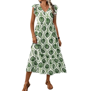 Robe longue bohème d'été avec imprimé damassé vert, col en V et manches à volants