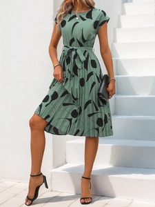 Vue détaillée de la robe plissée vert sauge avec imprimé abstrait et taille ceinturée