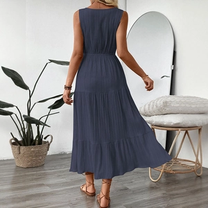 Ärmelloses Boho-Maxikleid mit gestuftem Rock und elastischer Taille in Dunkelgrau-Optik