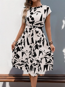 Détail de l'imprimé géométrique abstrait noir et blanc sur la robe plissée élégante